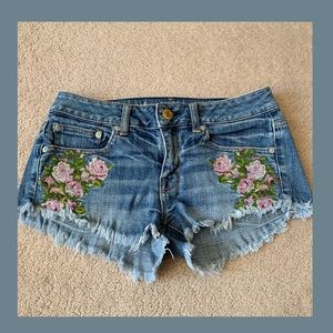 American Eagle embroidered short!